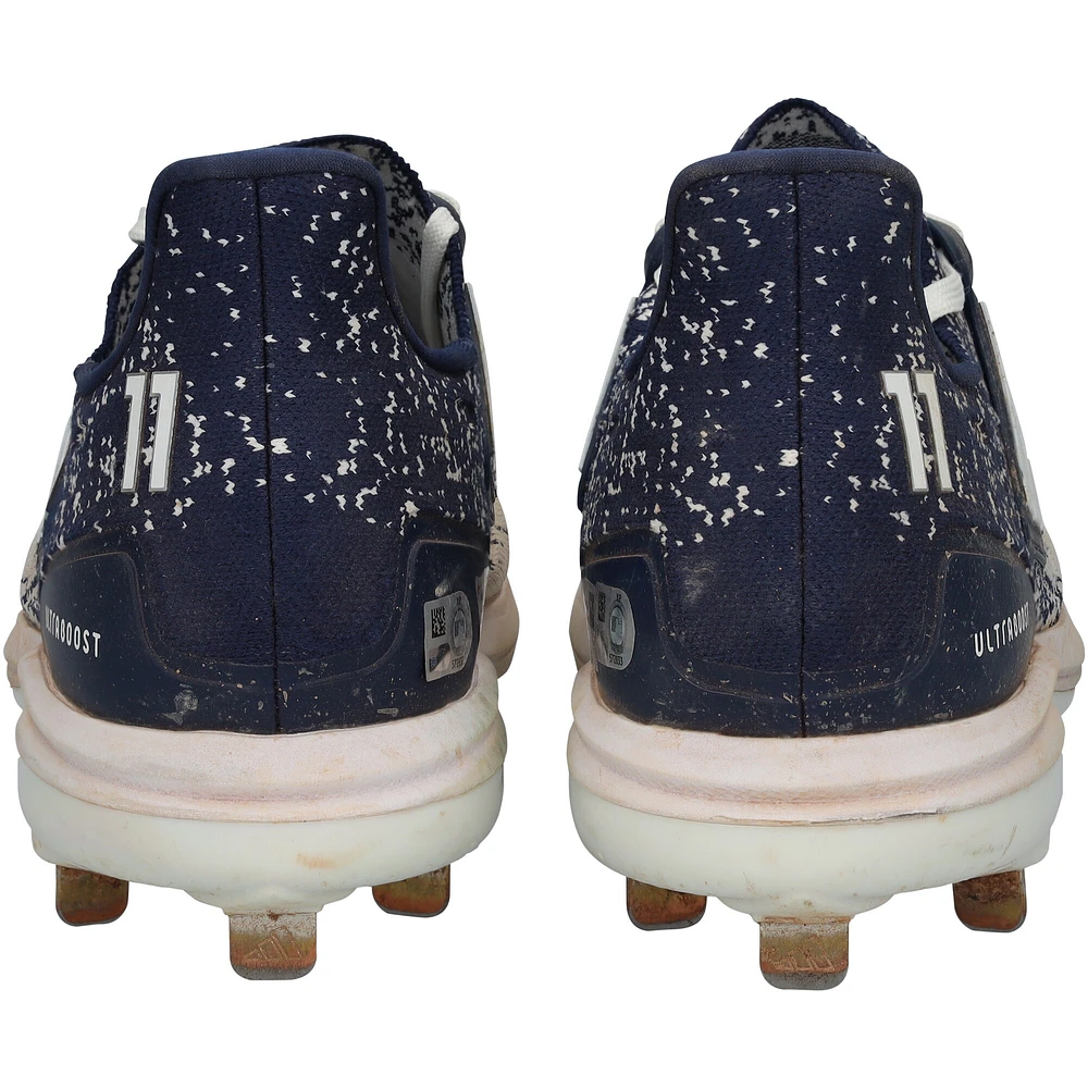 Chaussures adidas blanches/bleu marine dédicacées par Anthony Volpe, des Yankees de New York, lors du match contre les Orioles de Baltimore, le 20 juin 2024.