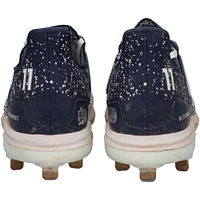 Chaussures adidas blanches/bleu marine dédicacées par Anthony Volpe, des Yankees de New York, lors du match contre les Orioles de Baltimore, le 20 juin 2024.