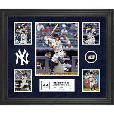 Collage encadré de 5 photos d'Anthony Volpe des Yankees de New York avec un morceau de ballon utilisé lors du match