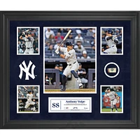 Collage encadré de 5 photos d'Anthony Volpe des Yankees de New York avec un morceau de ballon utilisé lors du match