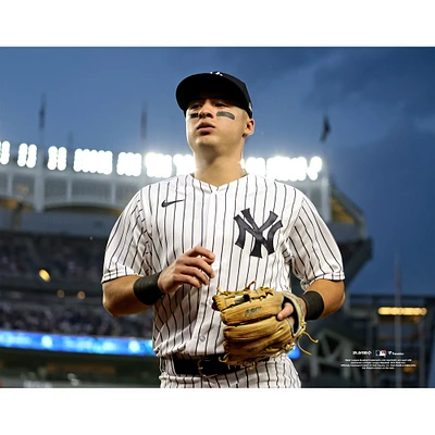 Photographie non signée d'Anthony Volpe, devant le stade des Yankees de New York