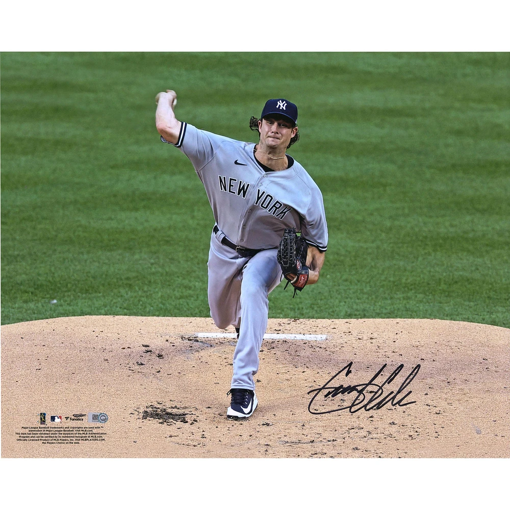 Photographie autographiée de Gerrit Cole des Yankees de New York en train de lancer sur la route, 16" x 20"