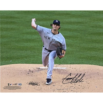 Photographie autographiée de Gerrit Cole des Yankees de New York en train de lancer sur la route, 16" x 20"