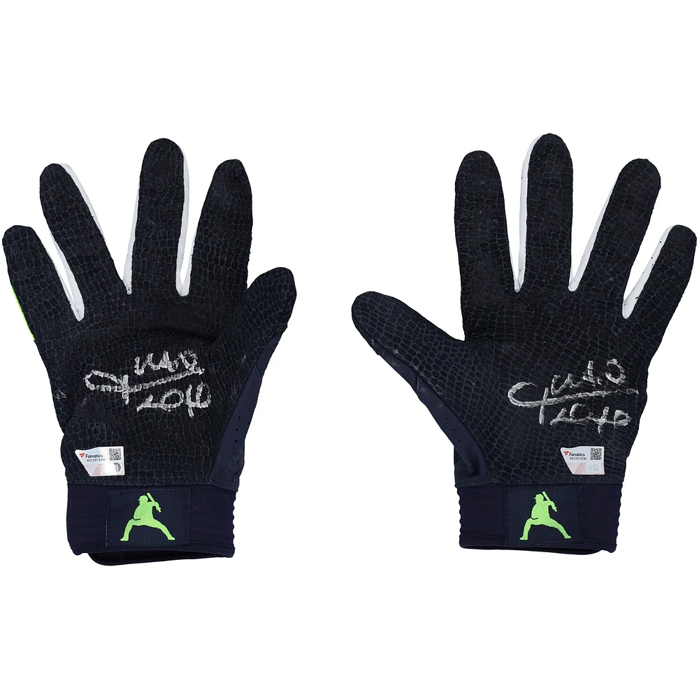 V106832 Gants de frappeur Under Armour bleu marine autographiés par Juan Soto des Yankees de New York lors du match contre les Dodgers de Los Angeles le 30 octobre 2024. 22 Juan Soto AUTGU GLOVE 45733 AUTGMUEQU GUBBGL1378