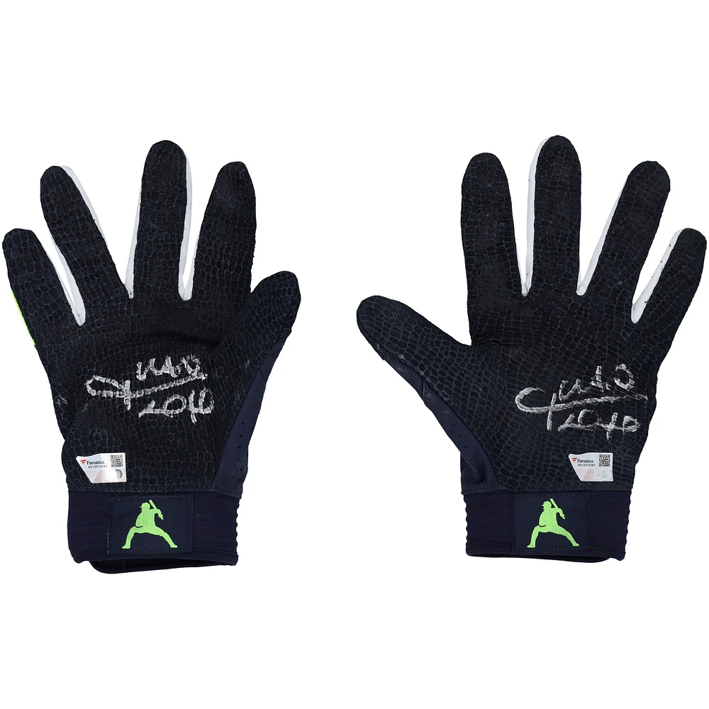 V106832 Gants de frappeur Under Armour bleu marine autographiés par Juan Soto des Yankees de New York lors du match contre les Dodgers de Los Angeles le 30 octobre 2024. 22 Juan Soto AUTGU GLOVE 45733 AUTGMUEQU GUBBGL1378
