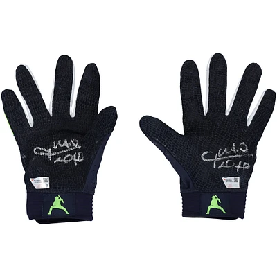 V106832 Gants de frappeur Under Armour bleu marine autographiés par Juan Soto des Yankees de New York lors du match contre les Dodgers de Los Angeles le 30 octobre 2024. 22 Juan Soto AUTGU GLOVE 45733 AUTGMUEQU GUBBGL1378