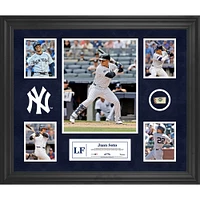 Collage encadré de 5 photos de Juan Soto des Yankees de New York avec un morceau de ballon utilisé lors du match