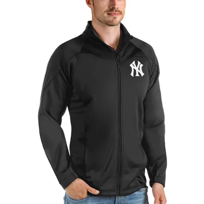 Antigua Women's New York Yankees Gray Victory Crew Pullover