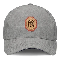 Casquette ajustable en forme de A avec patch en liège et éléments signatures des Yankees de New York pour hommes Fanatics Grey