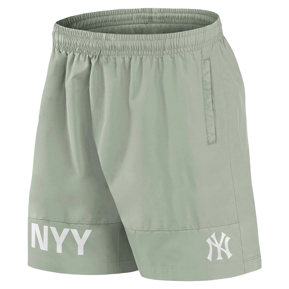 Short de bain vert New York Yankees Elements Fanatics pour hommes