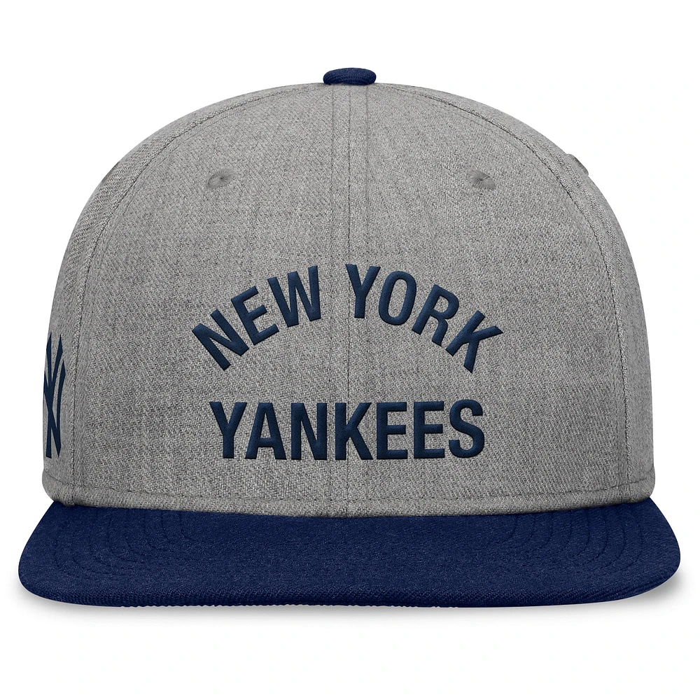 Casquette Snapbuckle à bord plat New York Yankees Elements Fanatics gris chiné/marine pour hommes