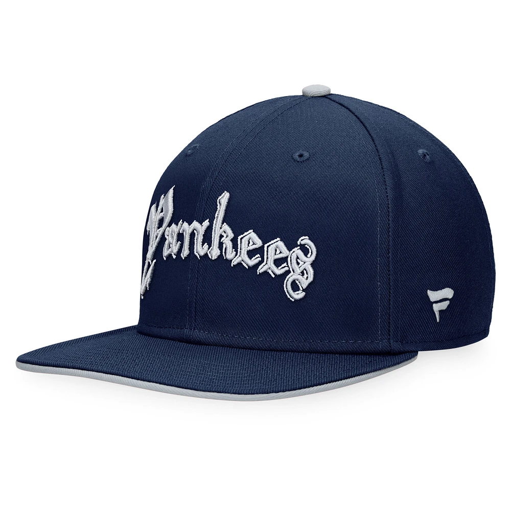 Fanatics pour hommes bleu marine New York Yankees Iconic Old English - Casquette Snapback