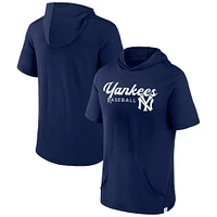 Sweat à capuche manches courtes pour hommes Fanatics Navy New York Yankees Offensive Strategy