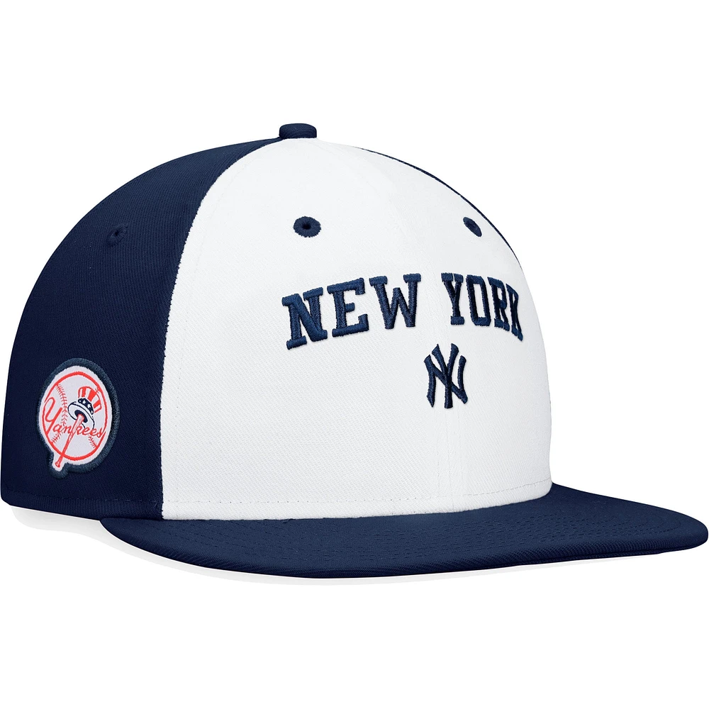 Casquette ajustée à blocs de couleurs emblématiques des New York Yankees Fanatics pour hommes, blanc/bleu marine