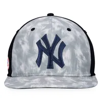 Men's Majestic Gray New York Yankees Smoke Dye Snapback Hat