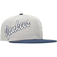 Men's Mitchell & Ness Gray New York Yankees Knock Out Panel Snapback Hat