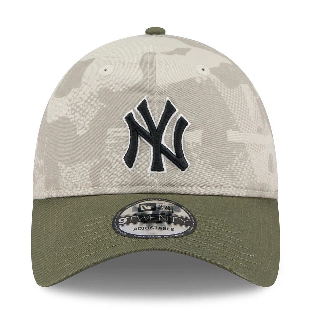 Casquette ajustable 9TWENTY pour homme New Era beige clair/olive, motif Armed Forces Day 2025 des Yankees de New York