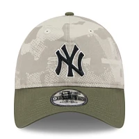 Casquette ajustable 9TWENTY pour homme New Era beige clair/olive, motif Armed Forces Day 2025 des Yankees de New York