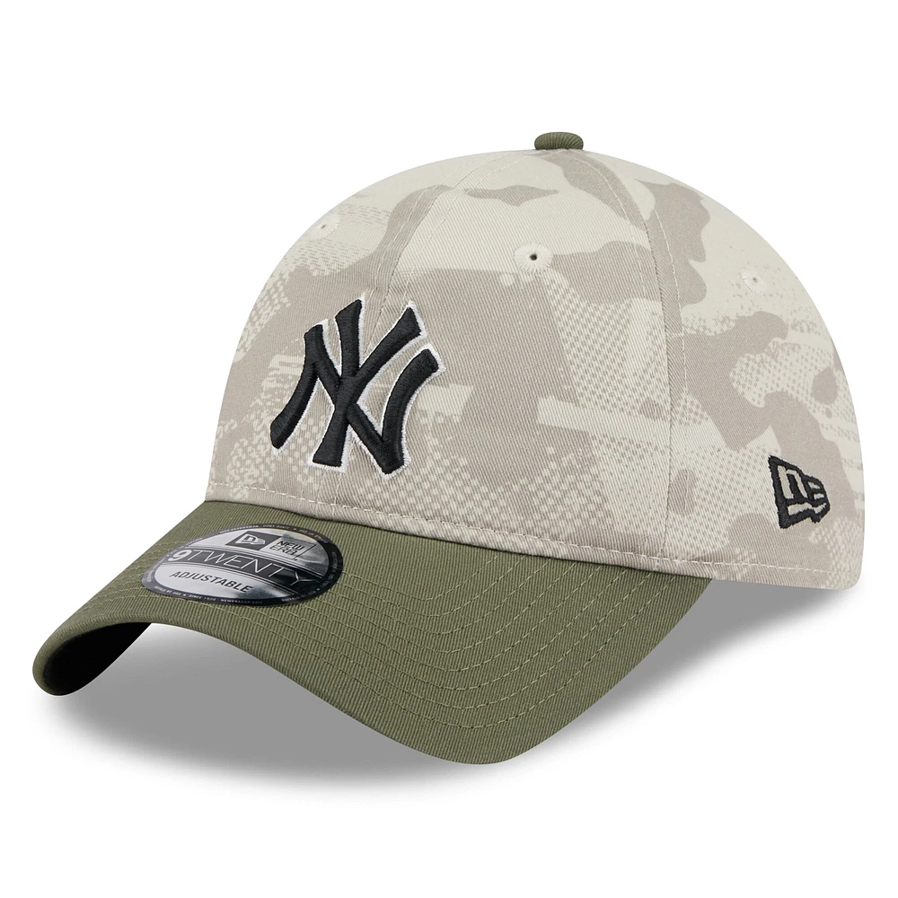 Casquette ajustable 9TWENTY pour homme New Era beige clair/olive, motif Armed Forces Day 2025 des Yankees de New York
