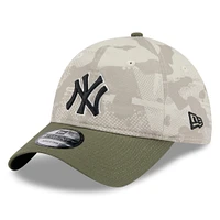 Casquette ajustable 9TWENTY pour homme New Era beige clair/olive, motif Armed Forces Day 2025 des Yankees de New York