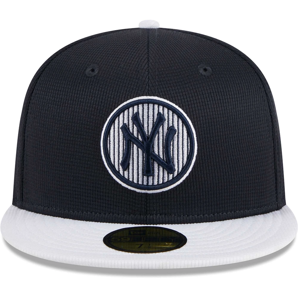 Casquette ajustée 59FIFTY pour hommes des New York Yankees 2024 Era bleu marine entraînement au bâton sur le terrain