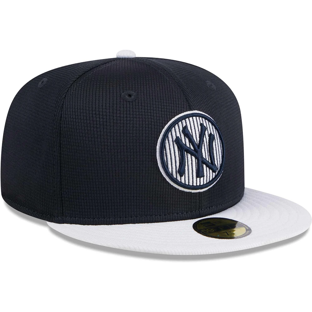 Casquette ajustée 59FIFTY pour hommes des New York Yankees 2024 Era bleu marine entraînement au bâton sur le terrain