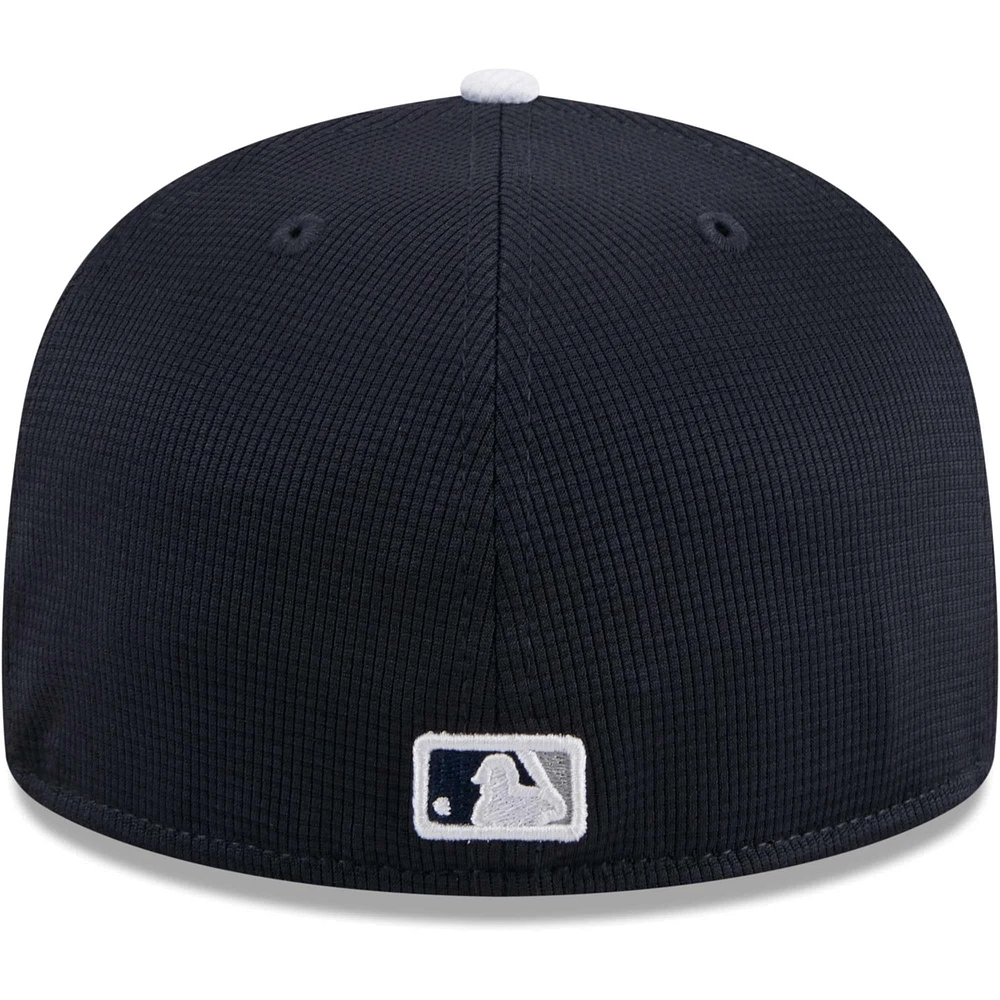 Casquette ajustée 59FIFTY pour hommes des New York Yankees 2024 Era bleu marine entraînement au bâton sur le terrain