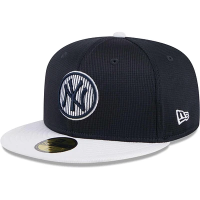 Casquette ajustée 59FIFTY pour hommes des New York Yankees 2024 Era bleu marine entraînement au bâton sur le terrain