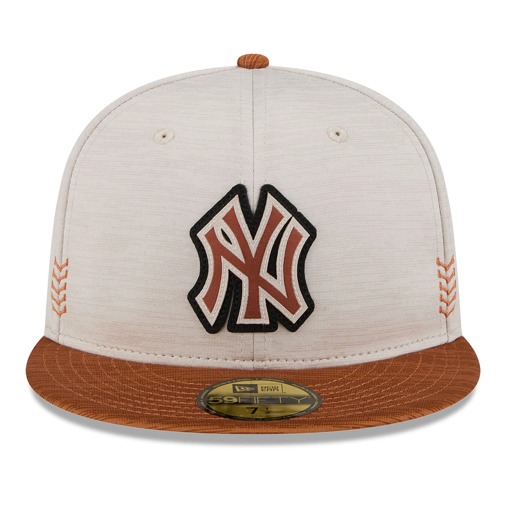 Casquette ajustée 59FIFTY New Era York Yankees 2024 Clubhouse pour hommes, pierre/marron