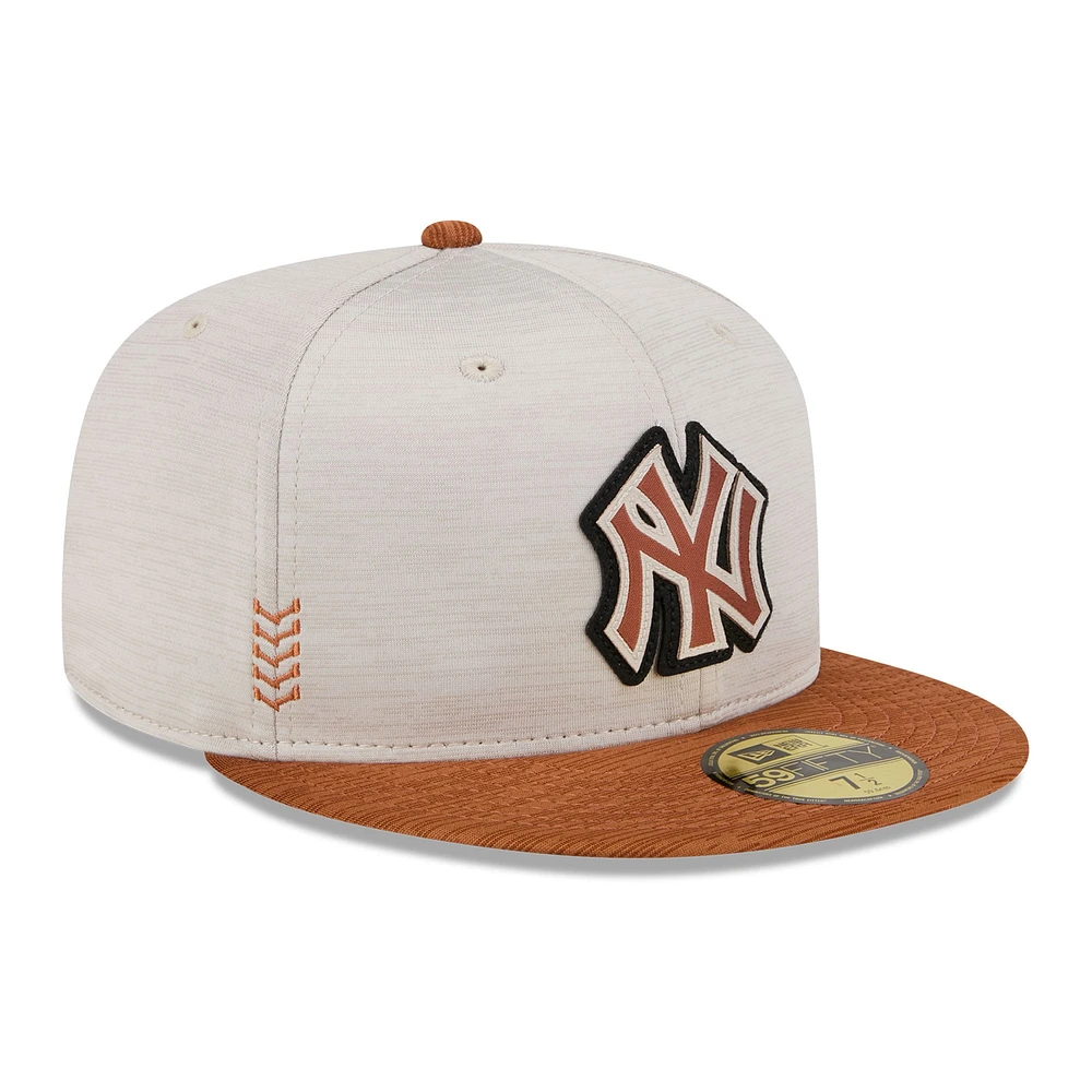 Casquette ajustée 59FIFTY New Era York Yankees 2024 Clubhouse pour hommes, pierre/marron