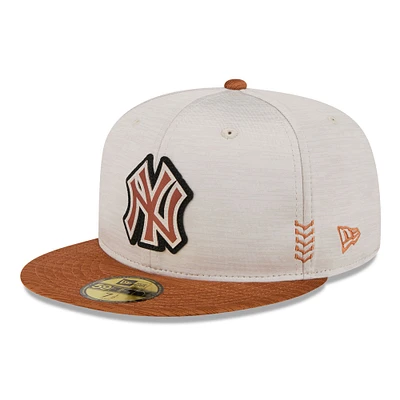 Casquette ajustée 59FIFTY New Era York Yankees 2024 Clubhouse pour hommes, pierre/marron