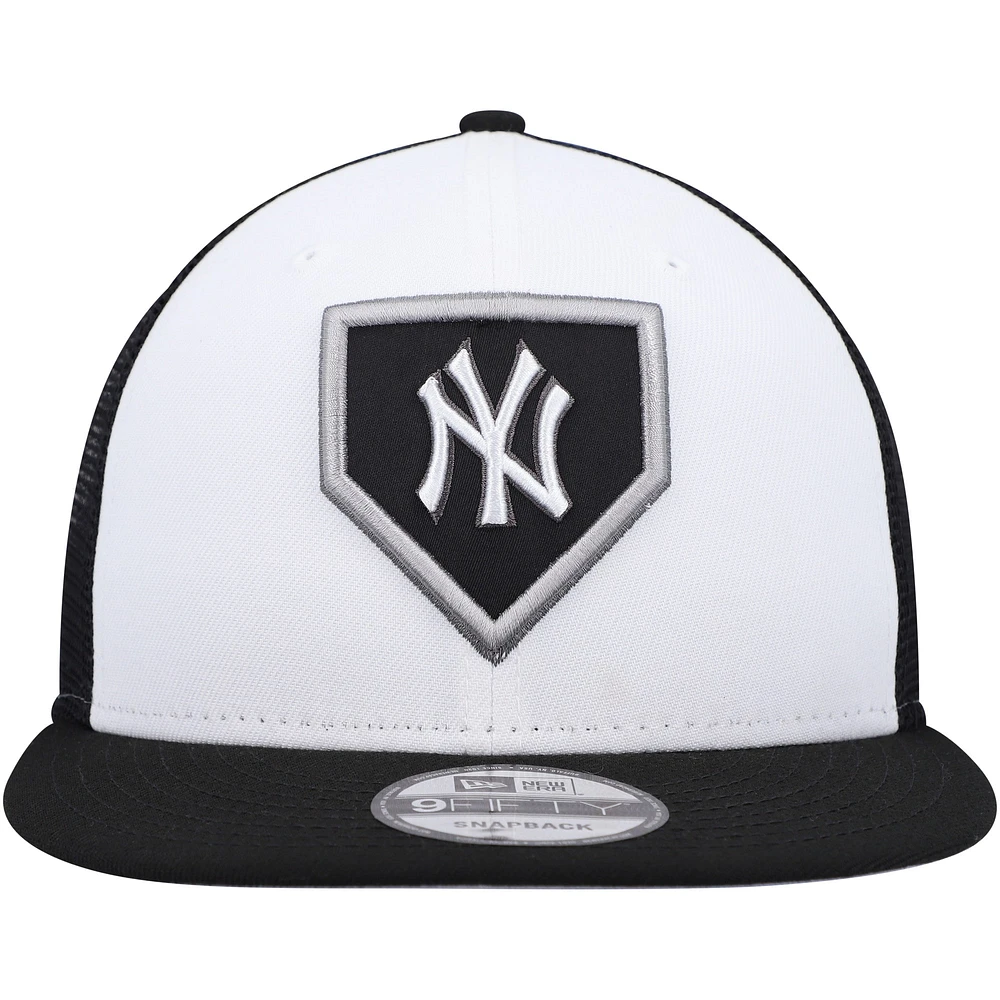 NWE YANKEE BLANC BLAC MLB NWE 2022 CLUBHOUSE TRUCKER 9FIFTY HATMENSNP