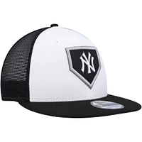 NWE YANKEE BLANC BLAC MLB NWE 2022 CLUBHOUSE TRUCKER 9FIFTY HATMENSNP