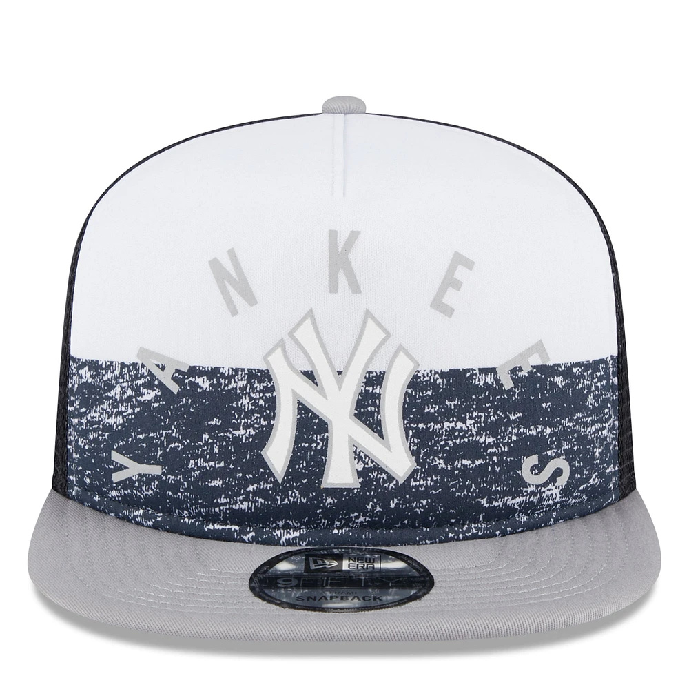 Casquette Trucker 9FIFTY Snapback en mousse sur le devant en mousse de l'équipe New York Yankees New Era pour hommes, blanc/gris