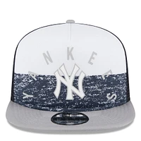 Casquette Trucker 9FIFTY Snapback en mousse sur le devant en mousse de l'équipe New York Yankees New Era pour hommes, blanc/gris