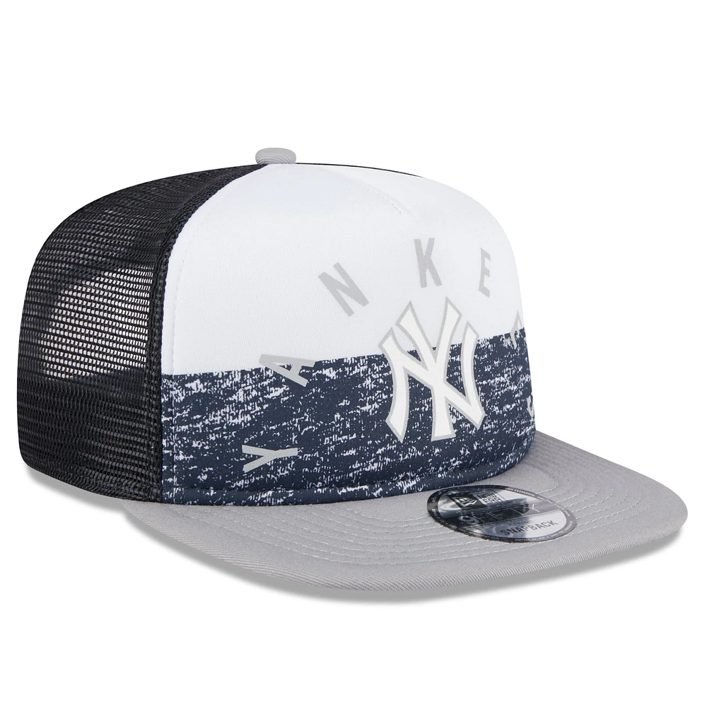 Casquette Trucker 9FIFTY Snapback en mousse sur le devant en mousse de l'équipe New York Yankees New Era pour hommes, blanc/gris