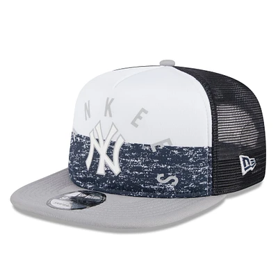 Casquette Trucker 9FIFTY Snapback en mousse sur le devant en mousse de l'équipe New York Yankees New Era pour hommes, blanc/gris