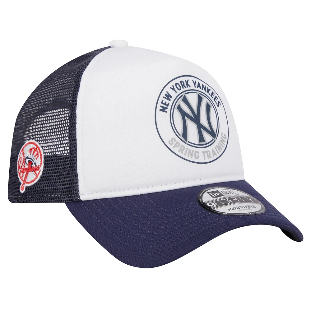 Casquette réglable New Era New York Yankees Spring Training Circle Foam A-Frame 9FORTY Trucker pour hommes, blanc/bleu marine