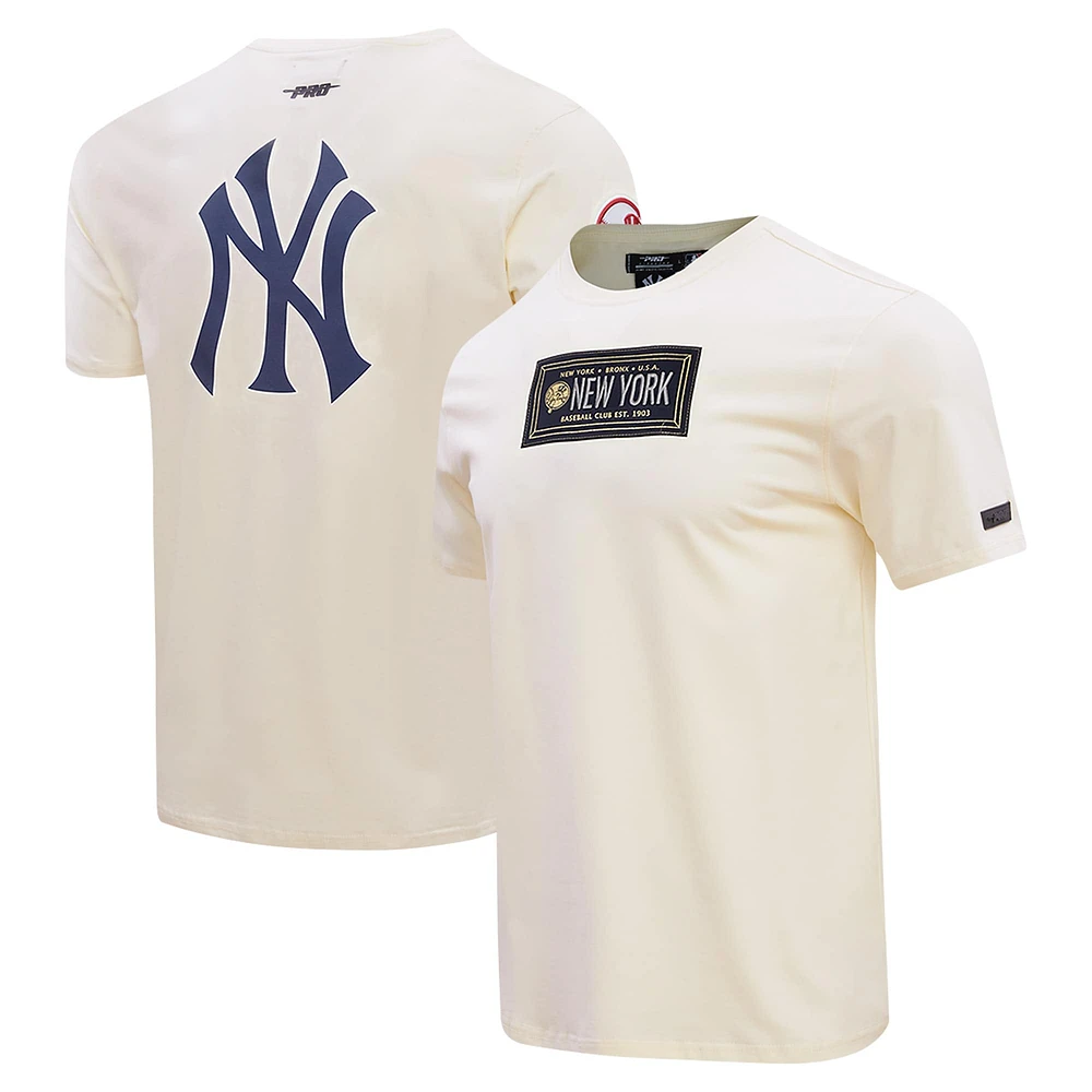 T-shirt avec badge de membre du club des Yankees New York Pro Standard crème pour hommes