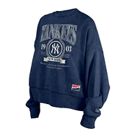 Pull ras du cou en polaire délavé aux enzymes New Era bleu marine York Yankees Throwback Boxy pour femme