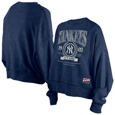 Pull ras du cou en polaire délavé aux enzymes New Era bleu marine York Yankees Throwback Boxy pour femme