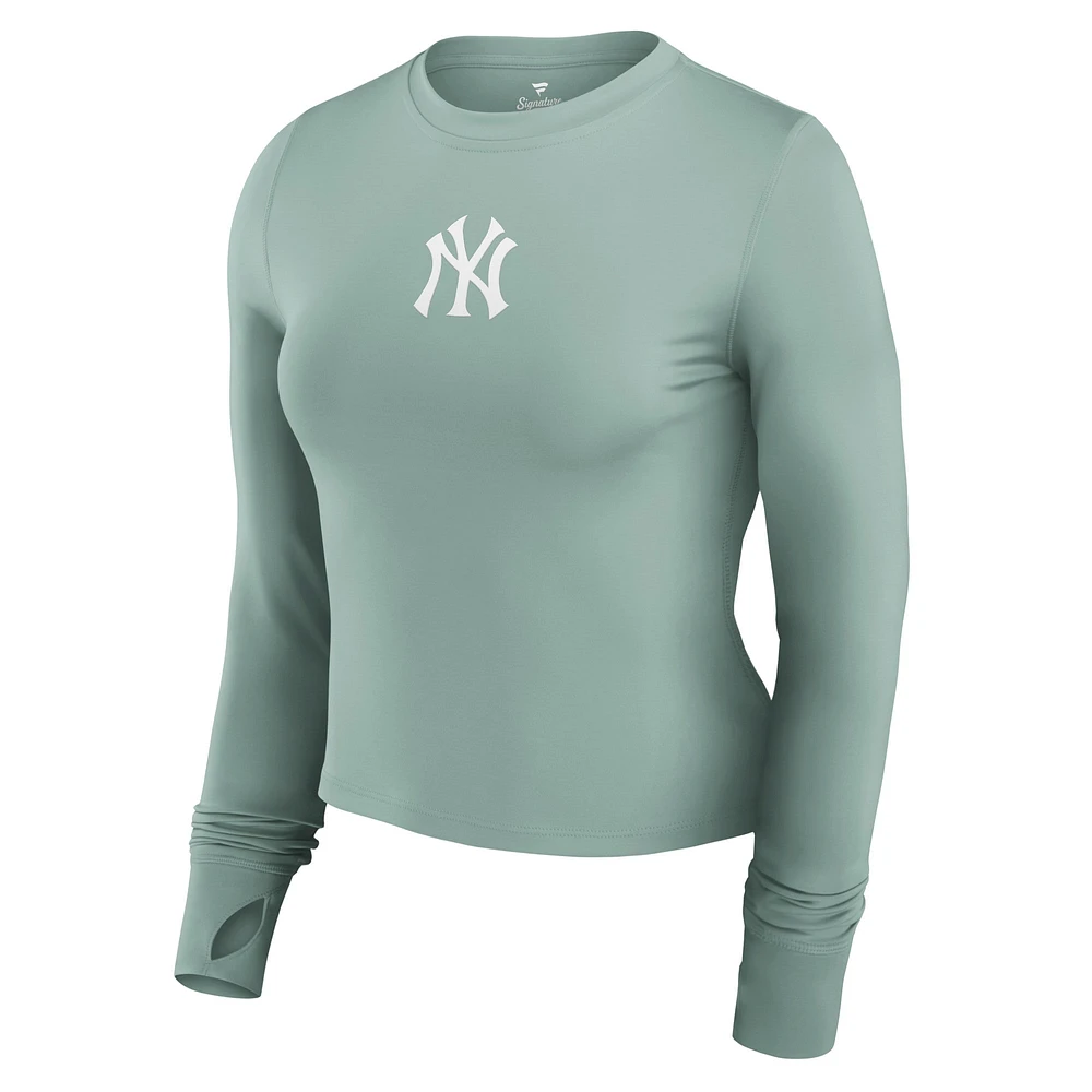 Haut de sport ajusté à manches longues New York Yankees Studio Fanatics pour femmes vert