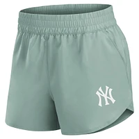 Short Vibe tissé vert New York Yankees Studio Fanatics pour femmes