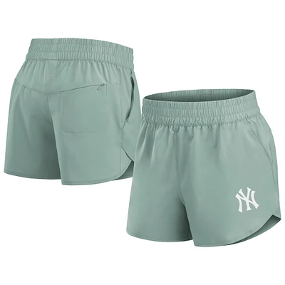 Short Vibe tissé vert New York Yankees Studio Fanatics pour femmes