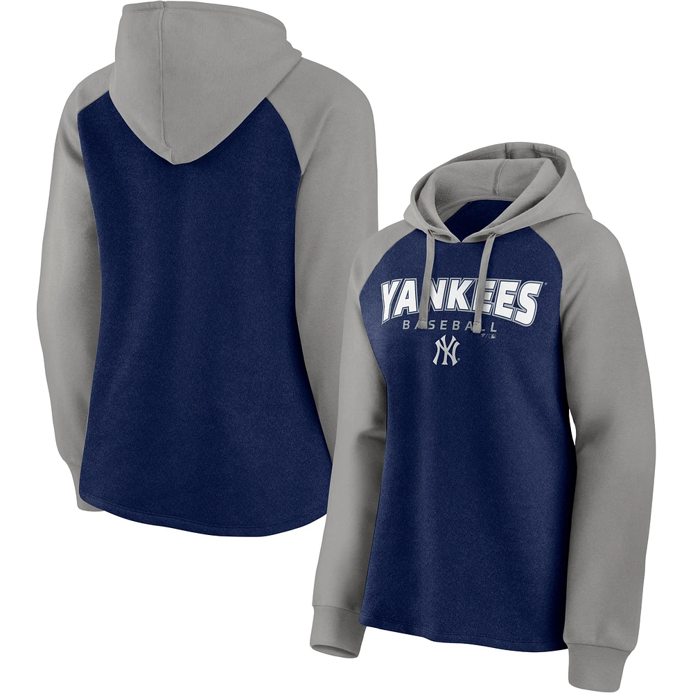 Pull fanatiques pour femmes bleu marine/gris New York Yankees Recharged - Sweat à capuche