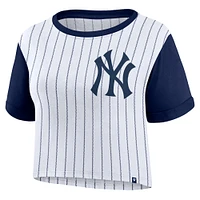 T-shirt court à grand logo New York Yankees blanc/bleu marine pour femme Fanatics