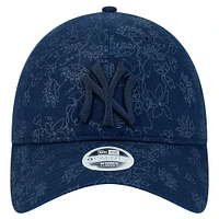 Casquette ajustable New Era 9TWENTY à imprimé floral ton sur ton bleu marine New York Yankees pour femme