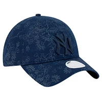 Casquette ajustable New Era 9TWENTY à imprimé floral ton sur ton bleu marine New York Yankees pour femme