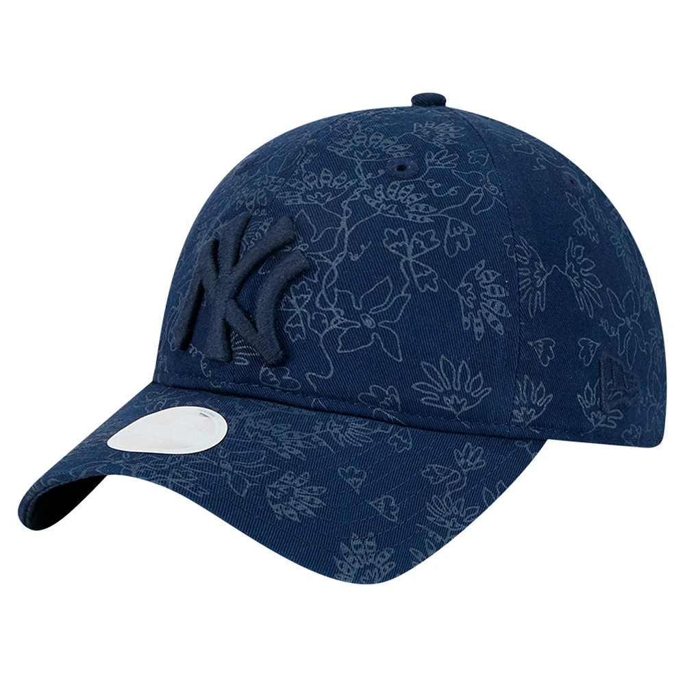 Casquette ajustable New Era 9TWENTY à imprimé floral ton sur ton bleu marine New York Yankees pour femme