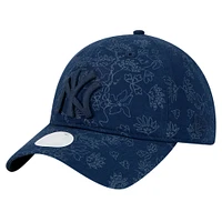 Casquette ajustable New Era 9TWENTY à imprimé floral ton sur ton bleu marine New York Yankees pour femme